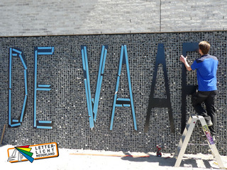 Grote tekst op wand plaatsen